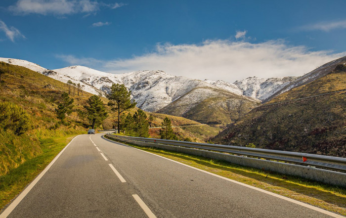Paisagem da Serra da Estrela com neve